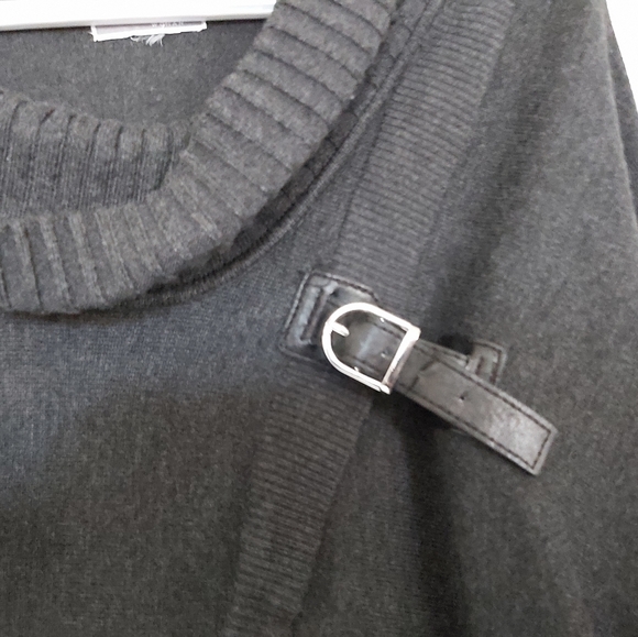 Poncho with buckle - Picture 4 of 5